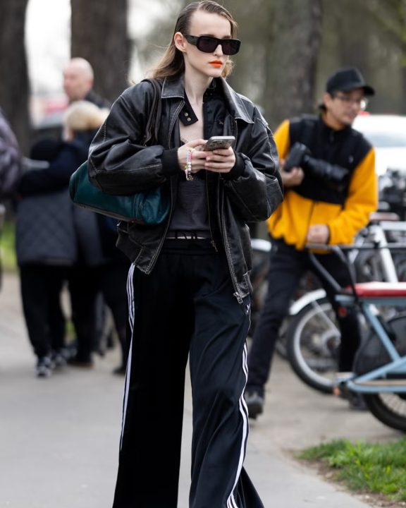 Como usar calça esportiva? 6 looks para elevar a peça com elegância em 2026