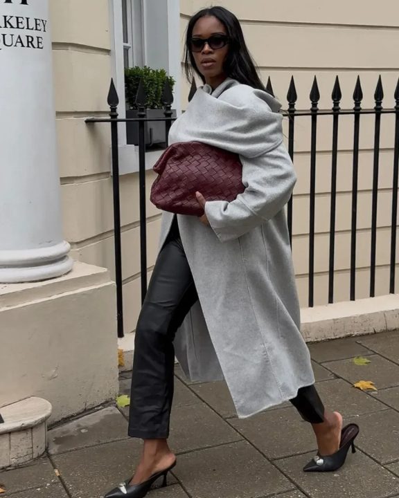 Como usar calça resinada: Os looks com a peça que garante o efeito do couro com conforto
Descubra como usar calça resinada para criar looks que unem o estilo do couro ao conforto da sarja e veja as dicas de combinações em 2026