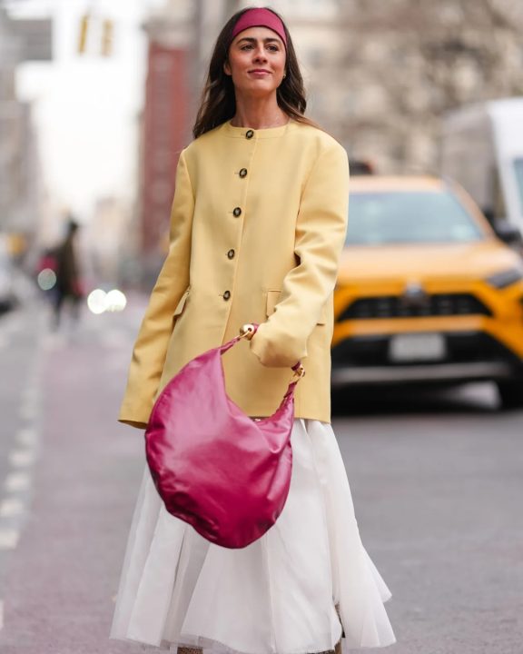 A bolsa hobo volta com tudo: Como usar a tendência favorita dos anos 2000 em 2026
A bolsa hobo ganhou um upgrade de luxo após marcas como Chloé, Chanel e Saint Laurent resgataram a tendência; veja dicas de looks