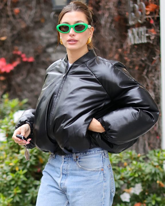 Como usar jaqueta puffer: 5 dicas de looks para combinar a tendência nos dias de frio
Descubra como usar a jaqueta puffer com estilo e veja as dicas de combinações com jeans, alfaiataria e acessórios para 2026