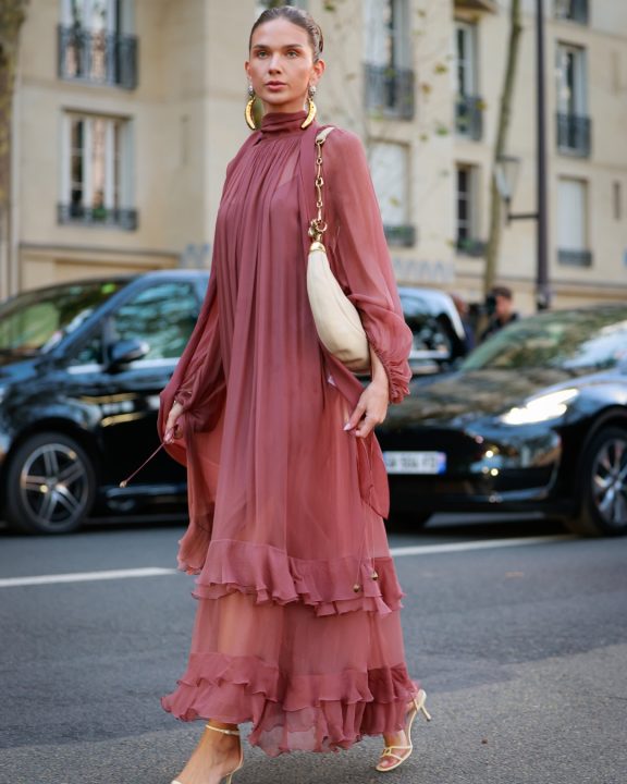O que usar por baixo de roupa transparente? As dicas de styling para um look elegante