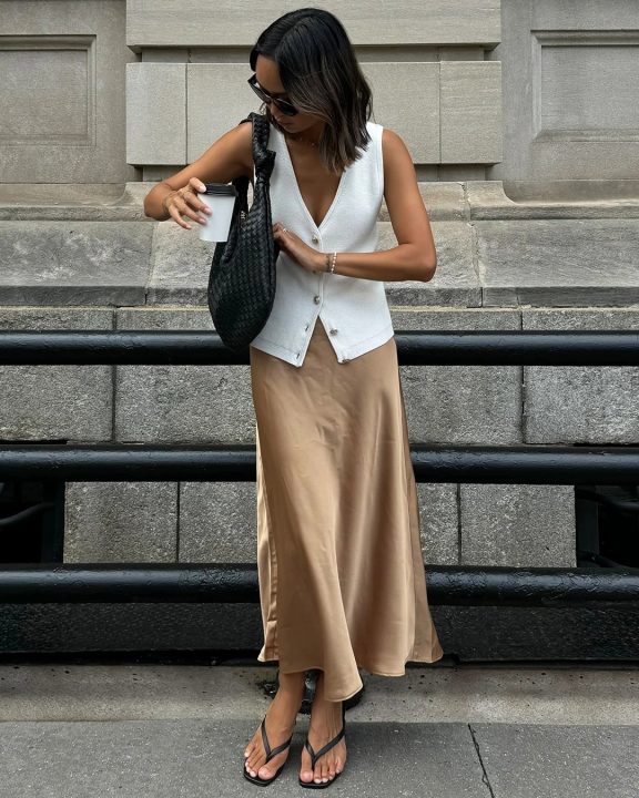 Como combinar saia de cetim em 2026? Dicas de looks para usar a peça com elegância