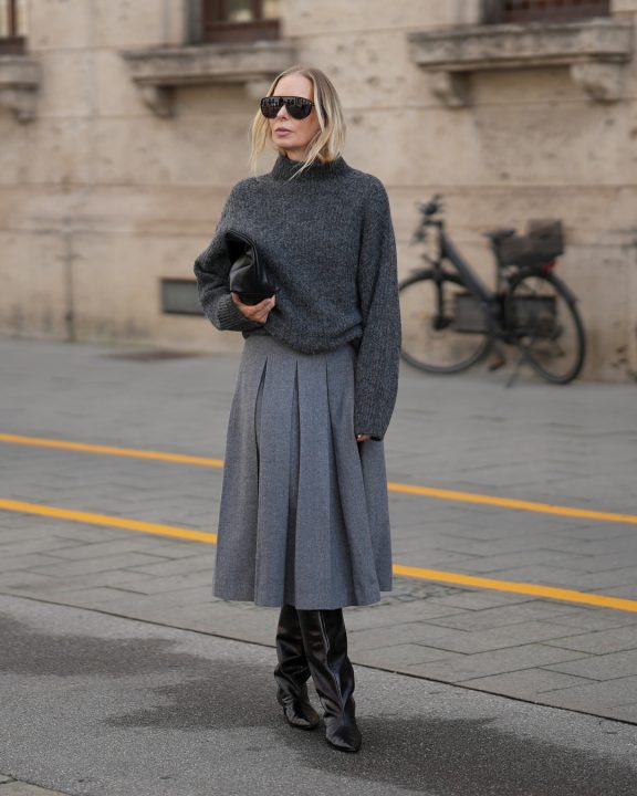 Saia plissada é a peça-desejo da vez: 5 ideias de looks com a tendência de 2026
