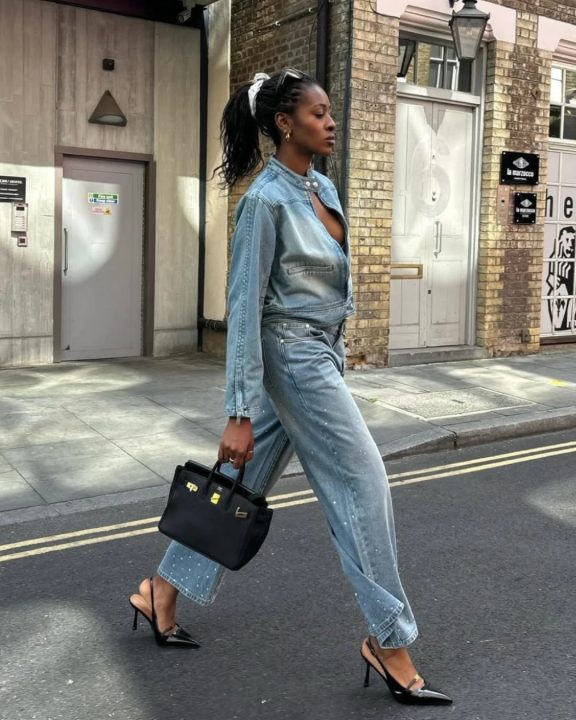 Como combinar salto alto e calça jeans? 5 looks que equilibram conforto e sofisticação
Descubra como combinar calça jeans e salto alto com elegância; do jeans skinny à pantalona, veja as melhores dicas de sapatos e looks