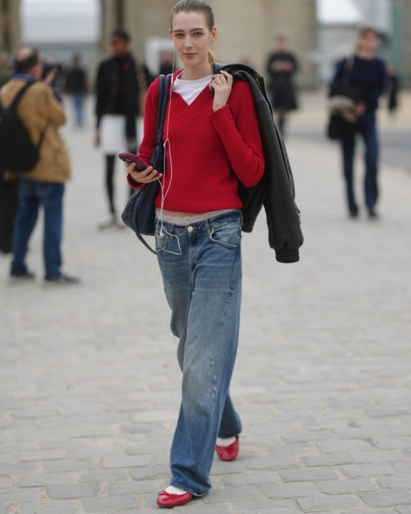 Como usar sapatilha com meia e ficar estilosa? 5 looks para apostar na tendência da moda