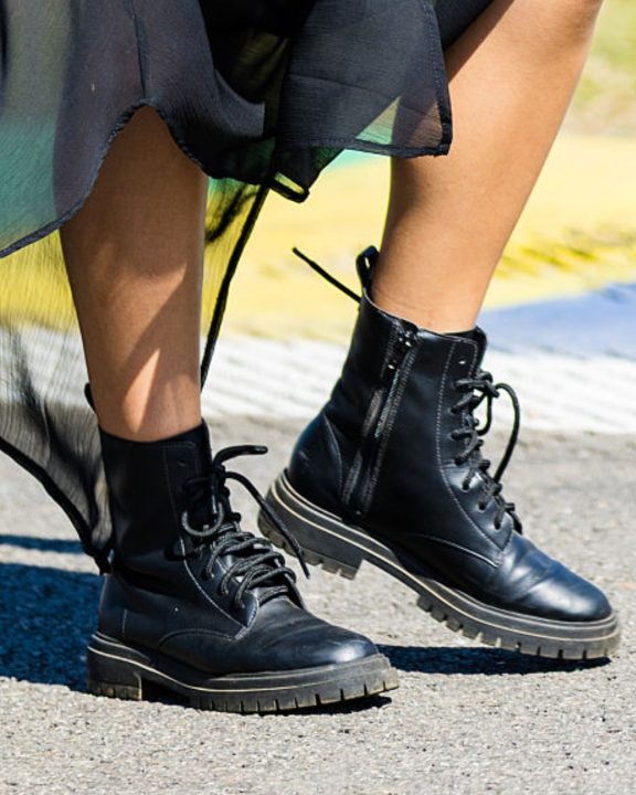 Do estilo militar ao grunge dos anos 90: Como usar a bota coturno nos looks de outono?
A famosa bota coturno sempre foi um coringa no guarda-roupa, mas no outono, ela ganha um grande destaque; veja ideias para combinar