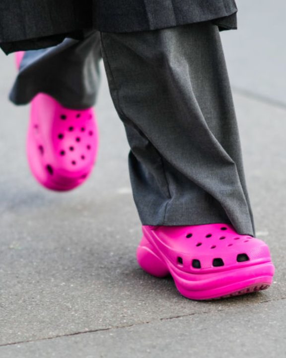 O retorno do Crocs: 6 maneiras de usar o calçado confortável no dia a dia com estilo