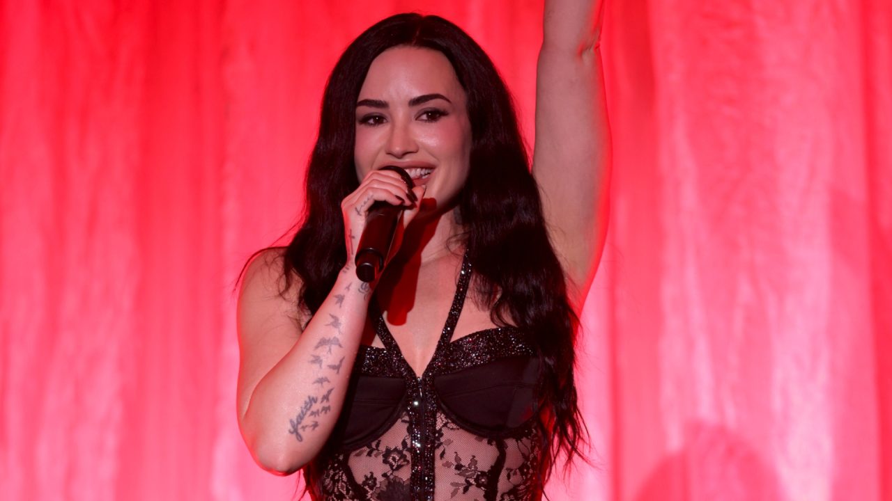 Demi Lovato escolhe looks poderosos em show: Do vermelho com fenda ao preto transparente
