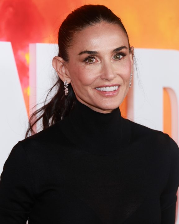 Demi Moore comprova tendência de leopardo e gola alta em look Carolina Herrera