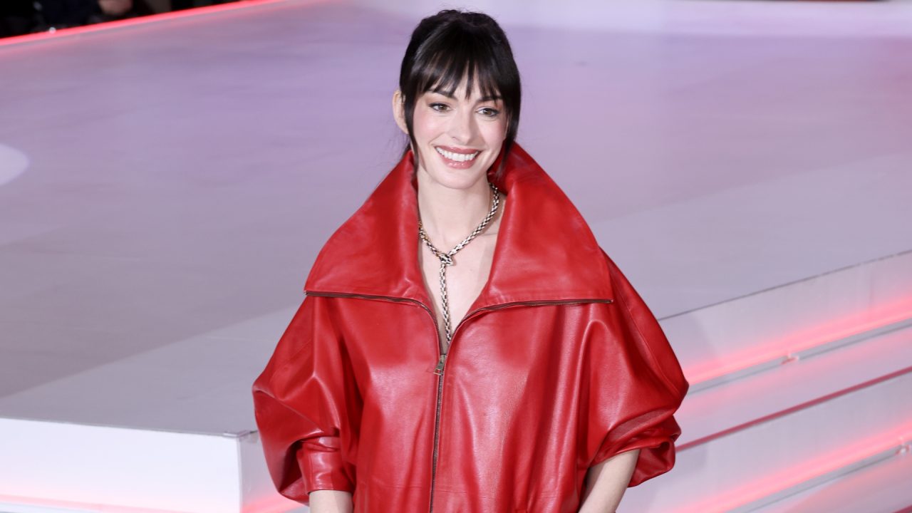 O colar Serpenti de Anne Hathaway: Os detalhes da joia da Bvlgari que brilhou no look