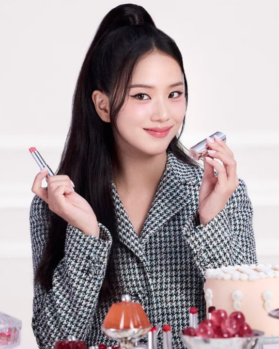 Make com refil: Novo batom com efeito gloss da Dior tem Jisoo e Willow Smith como rostos
Batom refilável da Dior Beauty aposta em brilho espelhado e hidratação intensa com Jisoo e Willow Smith na campanha