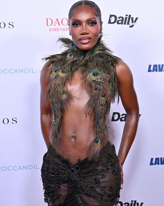 Doechii impacta com look ‘diferentão’ de Dilara Findikoglu com penas de pavão e corset