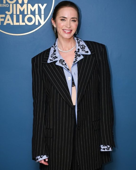 Emily Blunt aposta em alfaiataria com risca de giz da Dolce & Gabbana no ‘The Tonight Show’
Emily Blunt chamou atenção no “The Tonight Show” com um look de alfaiataria da Dolce & Gabbana com detalhe em gola