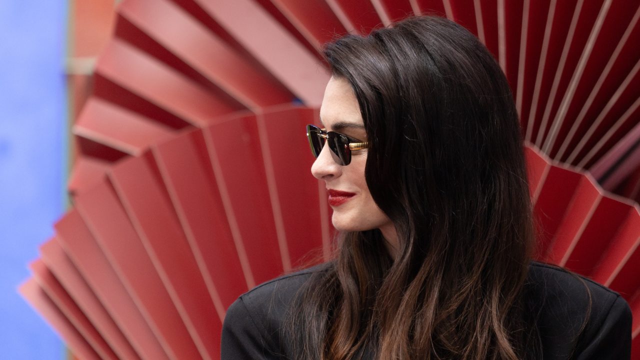 Raio-X de estilo: Os looks icônicos de Anne Hathaway na turnê de O Diabo Veste Prada 2
