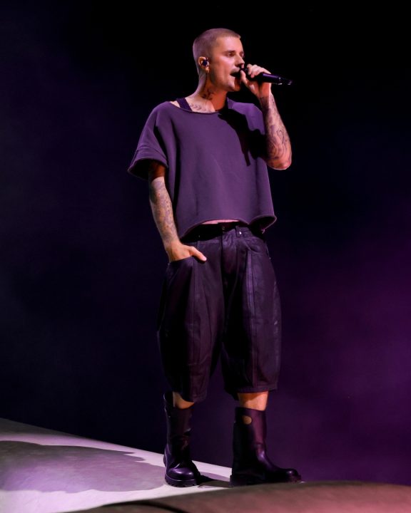 Justin Bieber aposta em novo visual luxuoso com grillz de safiras rosa e diamantes