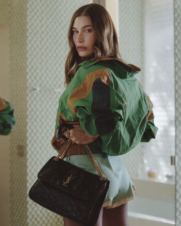 Hailey Bieber estrela coleção da Saint Laurent com toque retrô dos anos 70 e 80