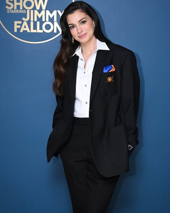 Anne Hathaway troca vestidos por terninho da Versace para o ‘The Tonight Show’