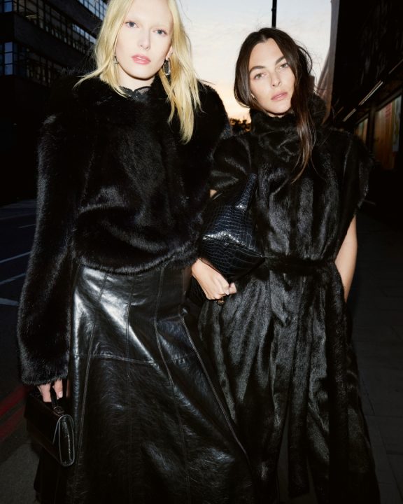 H&M aposta em glamour com Alex Consani e Vittoria Ceretti em coleção Outono/Inverno 2026
Alex Consani e Vittoria Ceretti estrelam o segundo capítulo da coleção da H&M, que une alfaiataria refinada, sensualidade e estética sci-fi