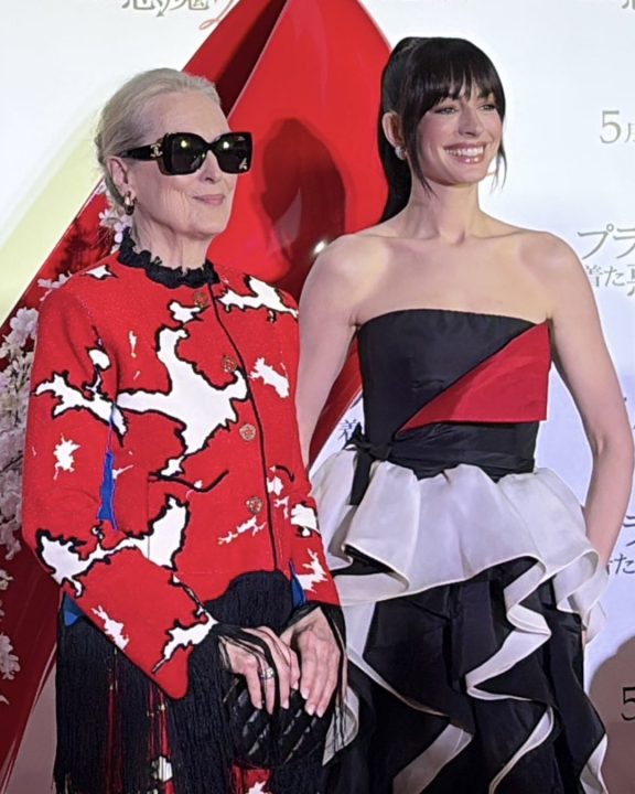 Miranda e Andy? Meryl Streep e Anne Hathaway brilham em Tóquio com Chanel e Valentino