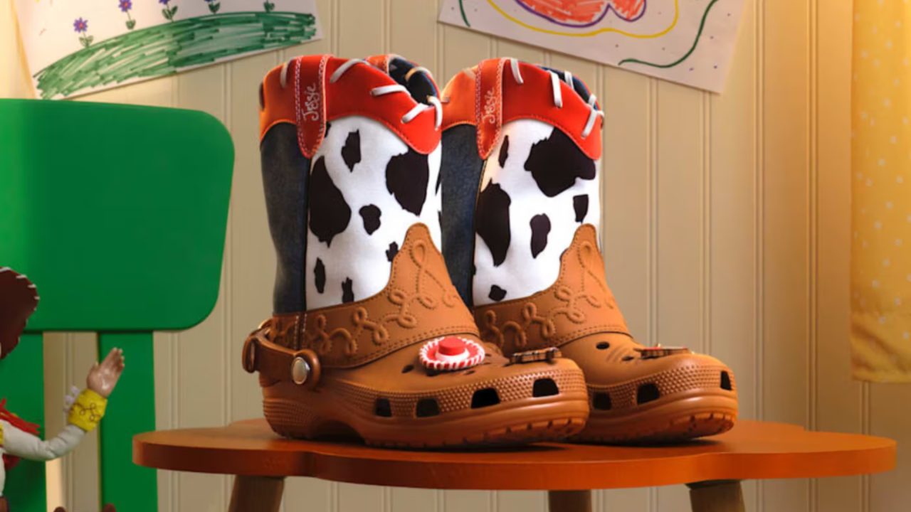 Além do clog: Crocs surpreende com a ‘Jessie Boot’ estruturada em collab com Toy Story 5