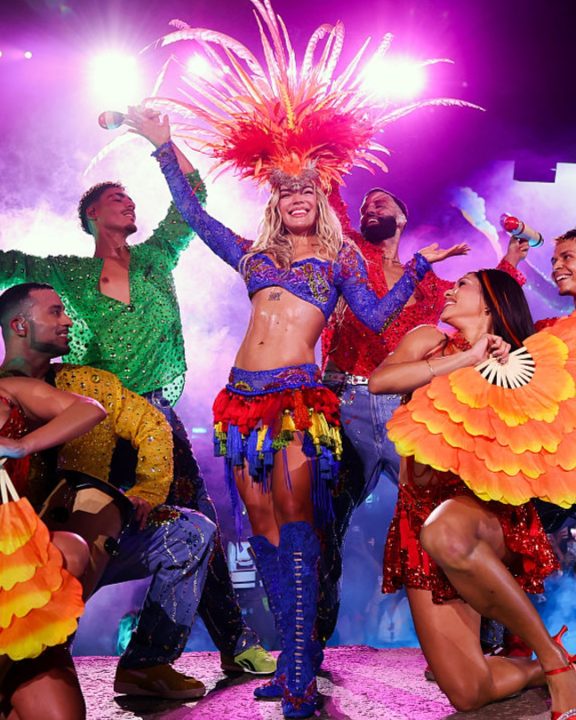 Karol G faz história no Coachella 2026 com referências latinas nos looks e visual da Etro