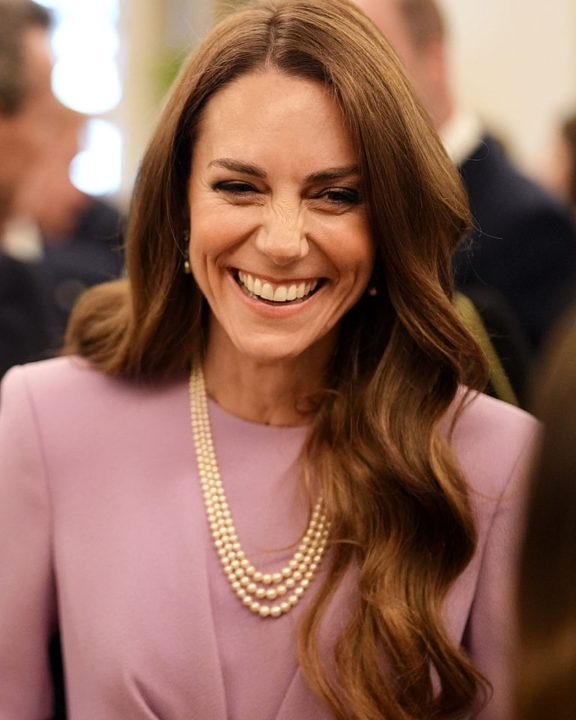 Kate Middleton homenageia rainha Elizabeth II com colar histórico e cor queridinha da monarca