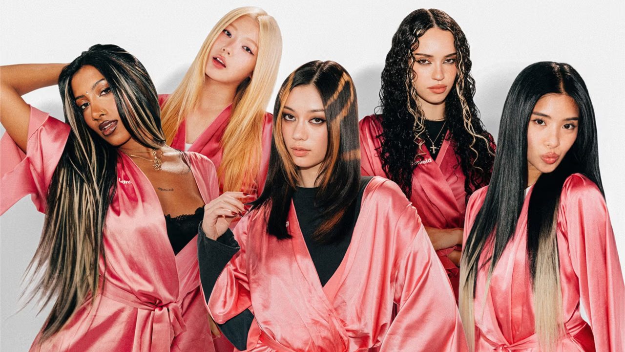 Mudança radical: Katseye adota visual loiro Y2K e marca nova era estética no Coachella