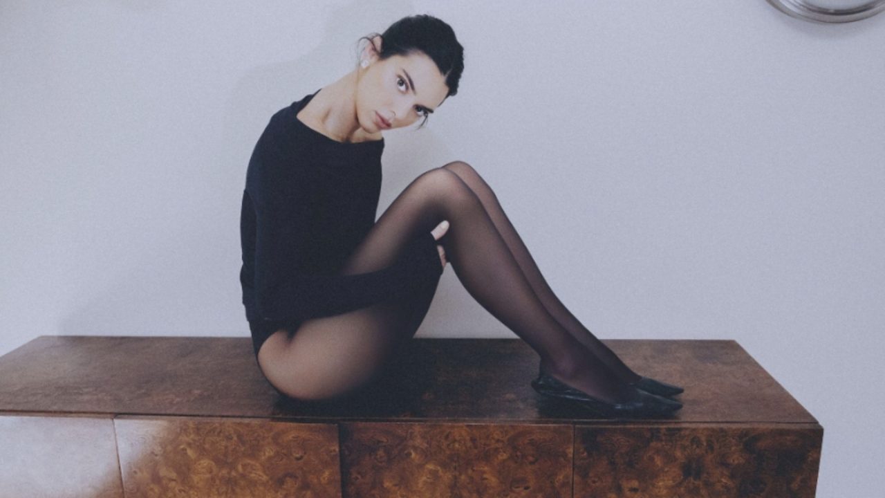 Kendall Jenner reforça a tendência da meia-calça de renda em campanha da Calzedonia