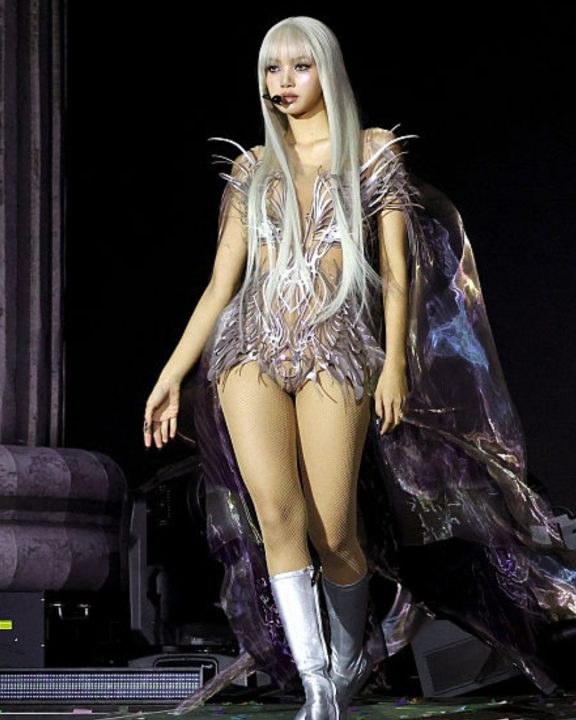 Estrela do BLACKPINK, Lisa impressiona no Coachella 2026 com look fluido e visual platinado

Durante o Coachella, Lisa, do BLACKPINK, apareceu ao lado de Anyma com um look futurista com capa e botas de cano alto; veja detalhes