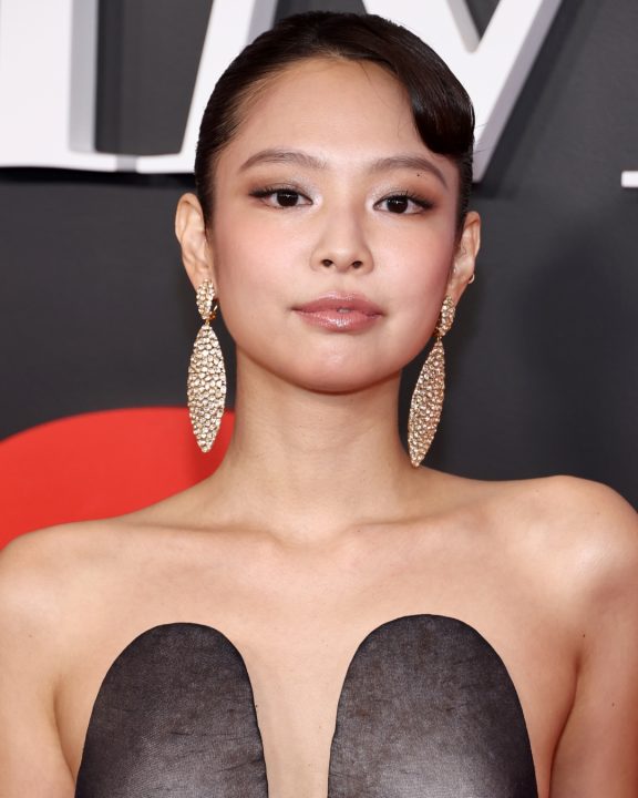 Jennie, do BLACKPINK, aposta em tomara que caia e transparência para o TIME100 Gala