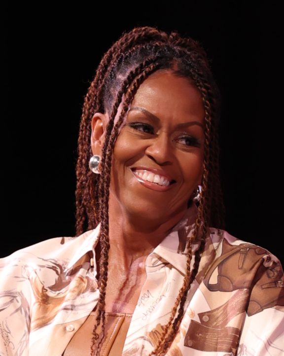 Michelle Obama transforma camiseta básica com a saia midi floral inspirada nos anos 30