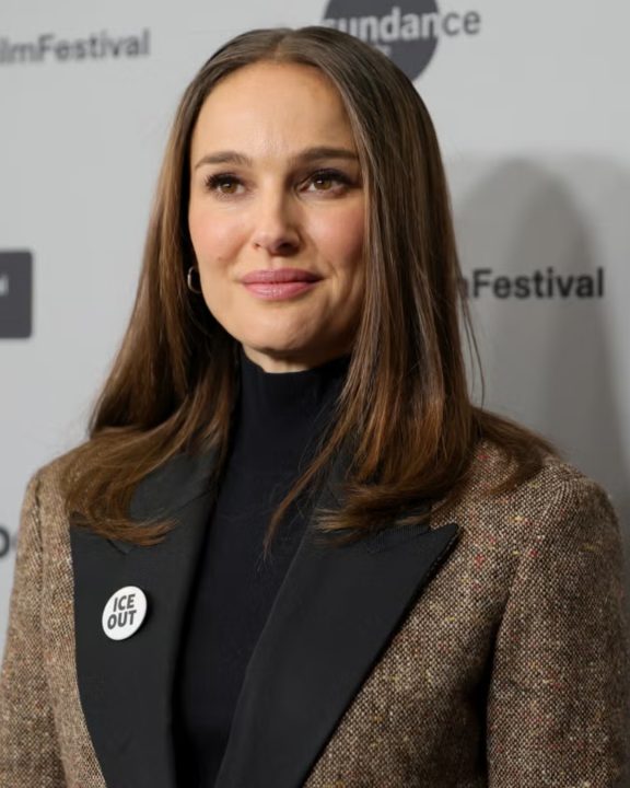 Grávida, Natalie Portman aposta em novo estilo e resgata casaco-capa Hermès dos anos 70