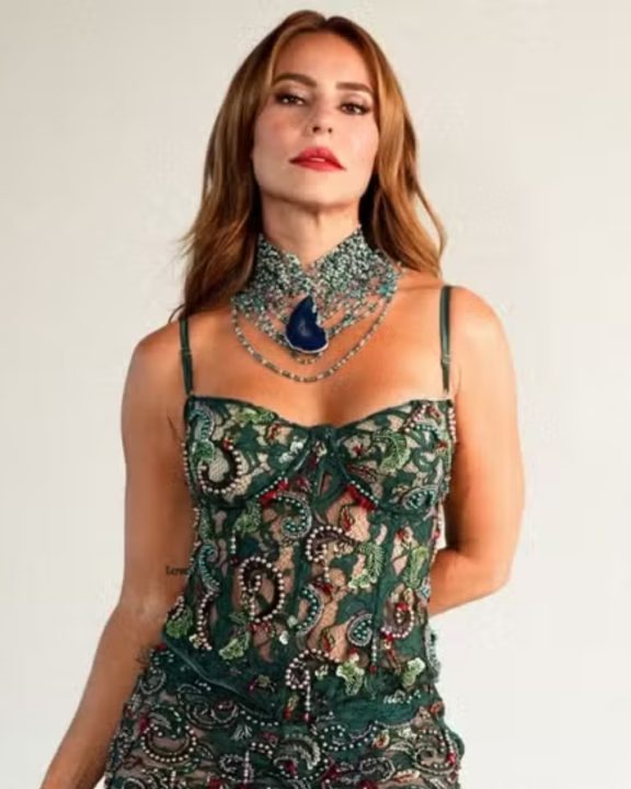 Renda transparente e corset: Paolla Oliveira antecipa tendência em look de aniversário