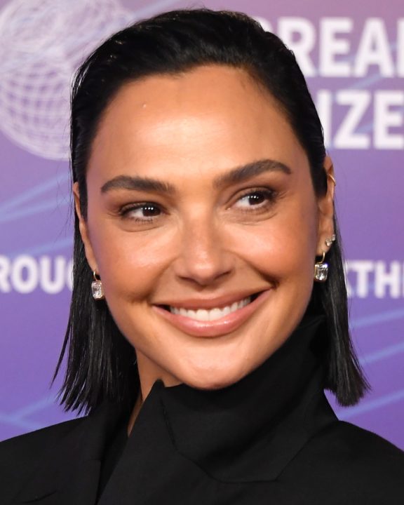 O novo estilo de Gal Gadot: atriz ressurge com alfaiataria minimalista em red carpet