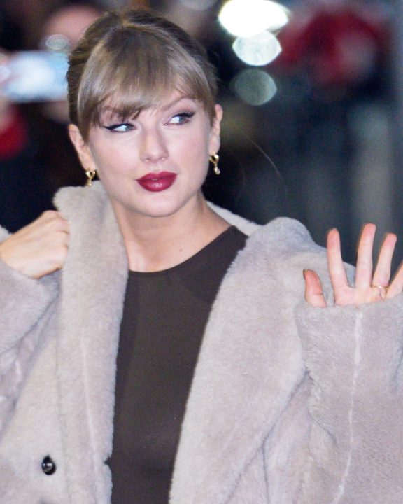 O novo minimalismo de Taylor Swift: Saia de seda e bolsa Dior dominam look em NY