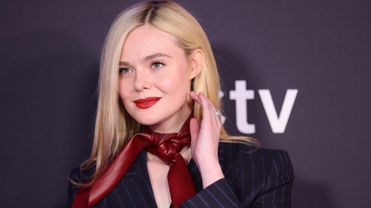 Gravata está na moda? Elle Fanning adere à tendência em terno despojado da Givenchy