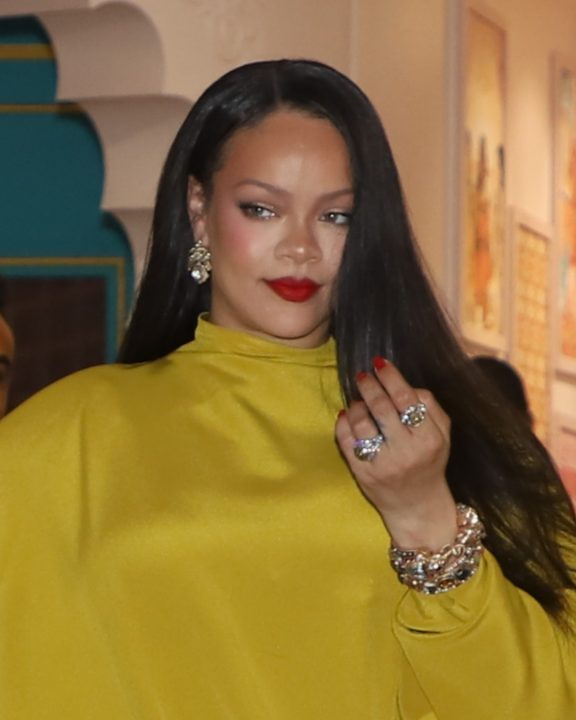 Rihanna combina nova bolsa ‘Crunchy’ da Dior e sapatilhas para look em Paris