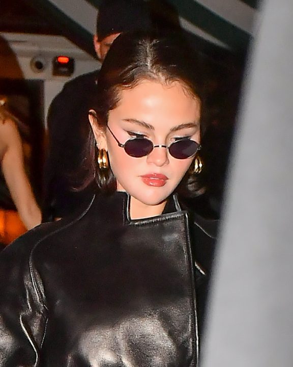 Selena Gomez resgata sandália com anel no dedo: como usar a tendência no dia a dia?