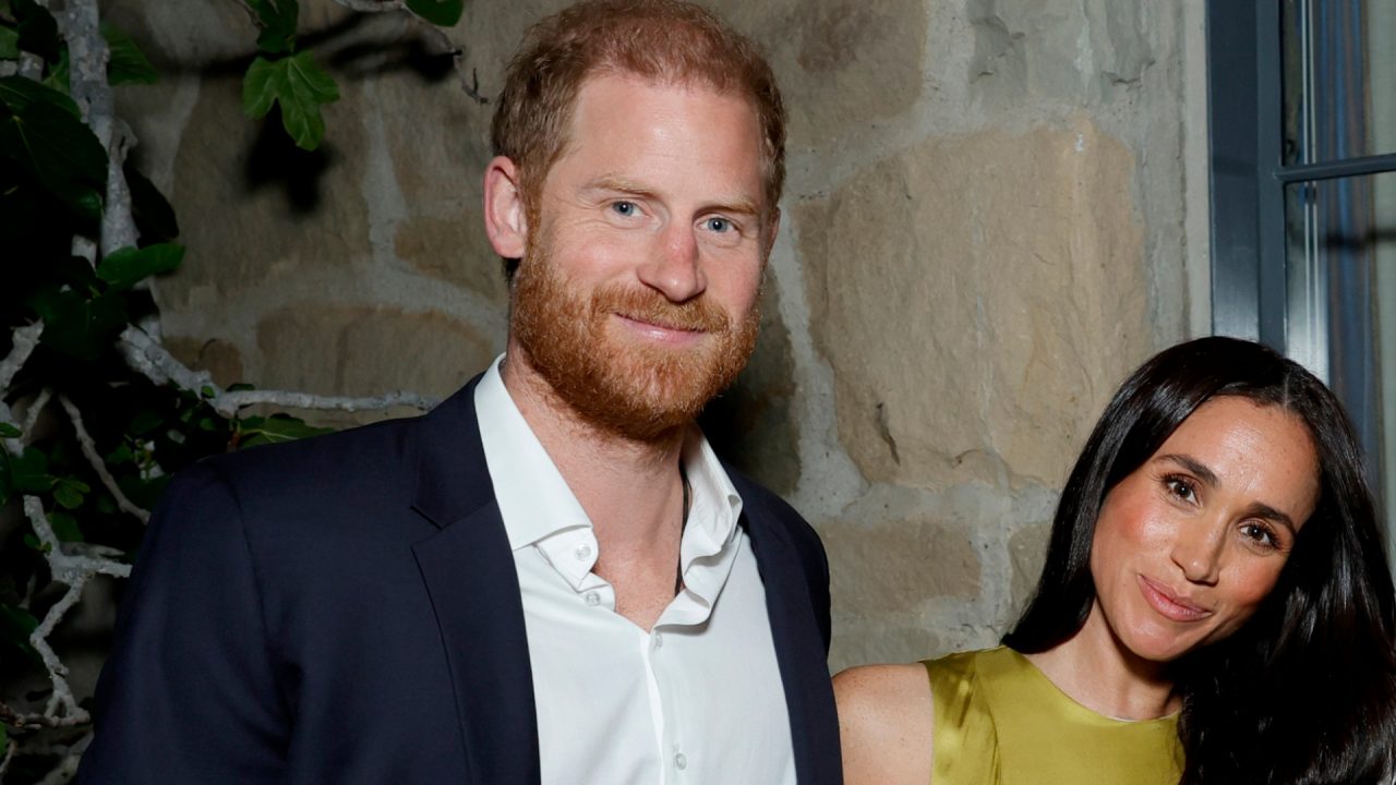 Meghan Markle adere à tendência das passarelas e aposta no verde-limão em evento