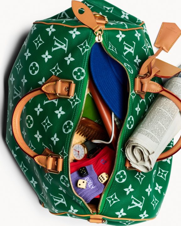 Louis Vuitton reinventa a bolsa Speedy P9 com Jeremy Allen White e LeBron James
Nova campanha “In My Bag”, da Louis Vuitton, transforma Speedy P9 e mostra o interior das bolsas das celebridades
