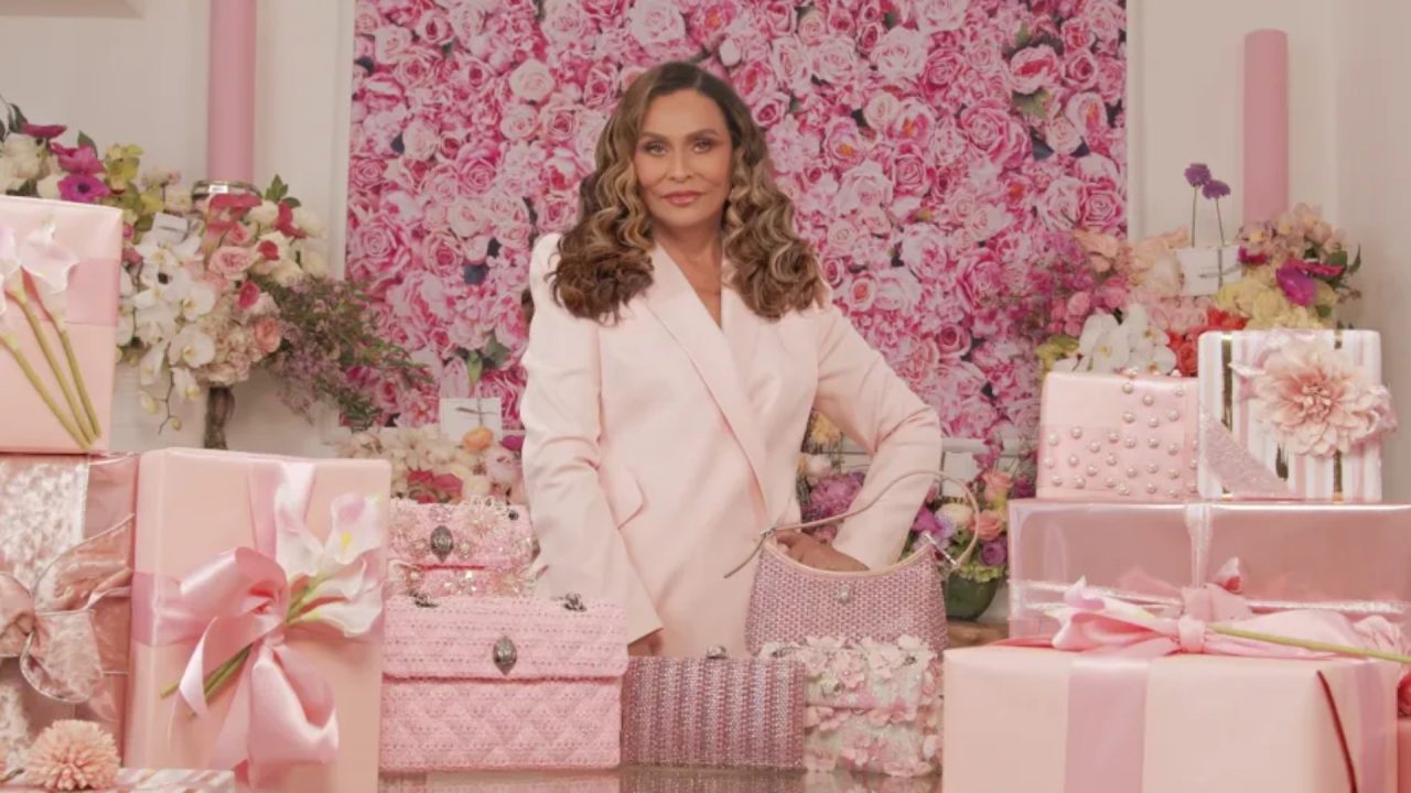 Mãe de Beyoncé estrela campanha de luxo com coleção icônica de bolsas rosa