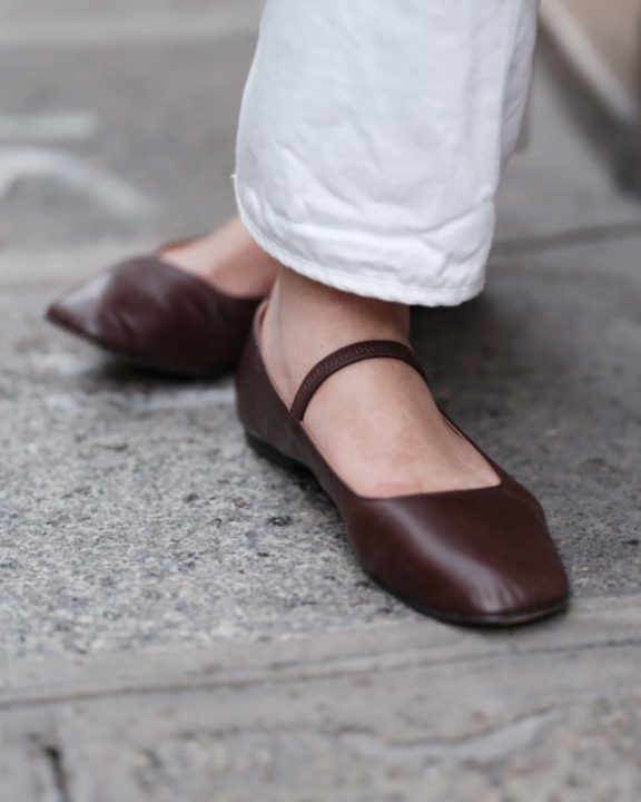 Das botas às sapatilhas: 4 modelos de sapatos marrons para combinar no dia a dia