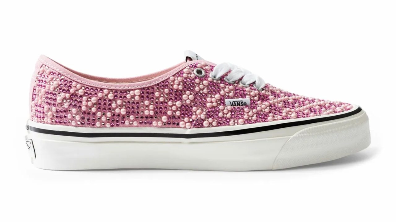 Vans de luxo: O clássico Authentic chega em tom ‘Easter Pink’ coberto de pérolas