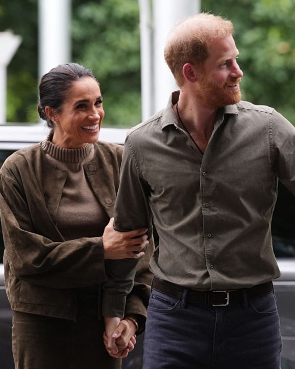 Meghan Markle combina look com príncipe Harry e casal aposta em cor tendência do outono