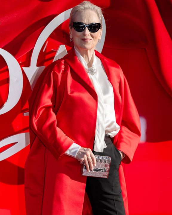 Brilho, Prada e diamantes brasileiros: Os looks de Meryl Streep em Londres tem toque de BR
Durante dois red carpets de Londres, Meryl Streep surpreendeu com vermelho impactante, capa de paetês e toque brasileiro; entenda