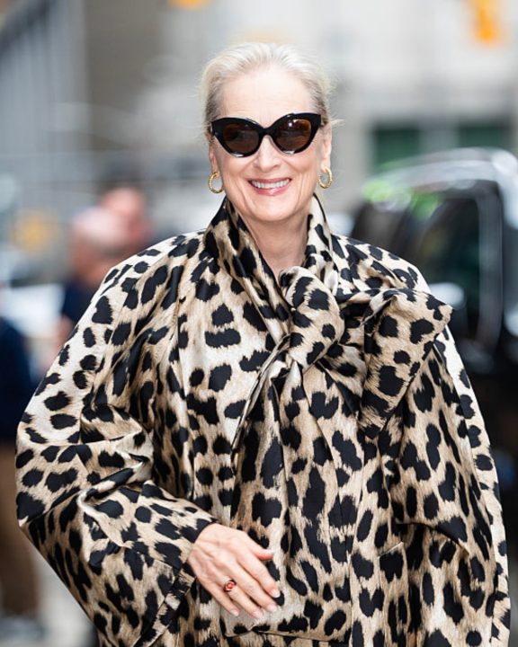 Miranda Priestly, é você? Meryl Streep se joga no animal print em turnê de novo filme