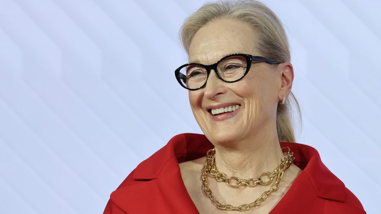 Meryl Streep veste Prada! Atriz canaliza Miranda Priestly em look vermelho icônico