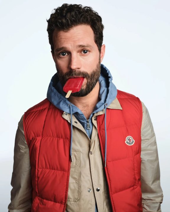 Moncler transforma jaquetas puffers em itens do verão e escala Jamie Dornan para campanha