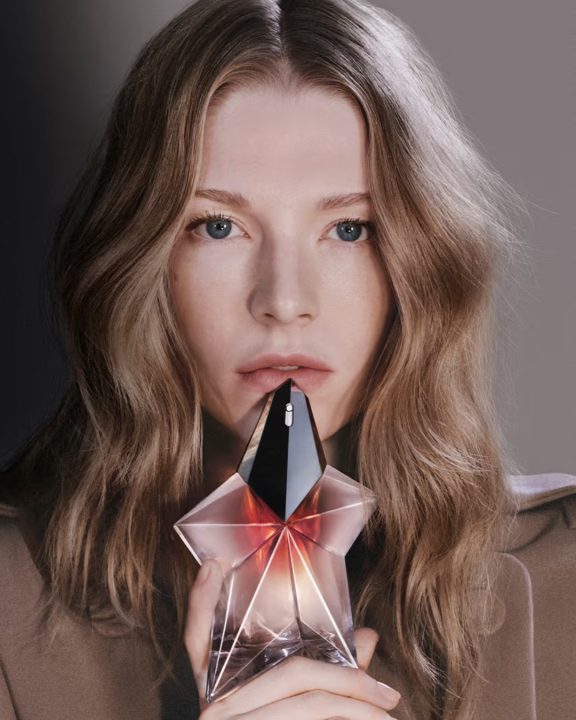 Anos 90: Hunter Schafer, de ‘Euphoria’ estrela campanha de perfume icônico da Mugler
