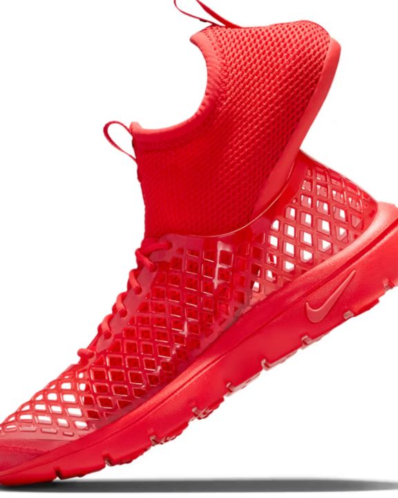 Nike transforma tênis clássico em modelo jelly e aposta em design translúcido e vazado